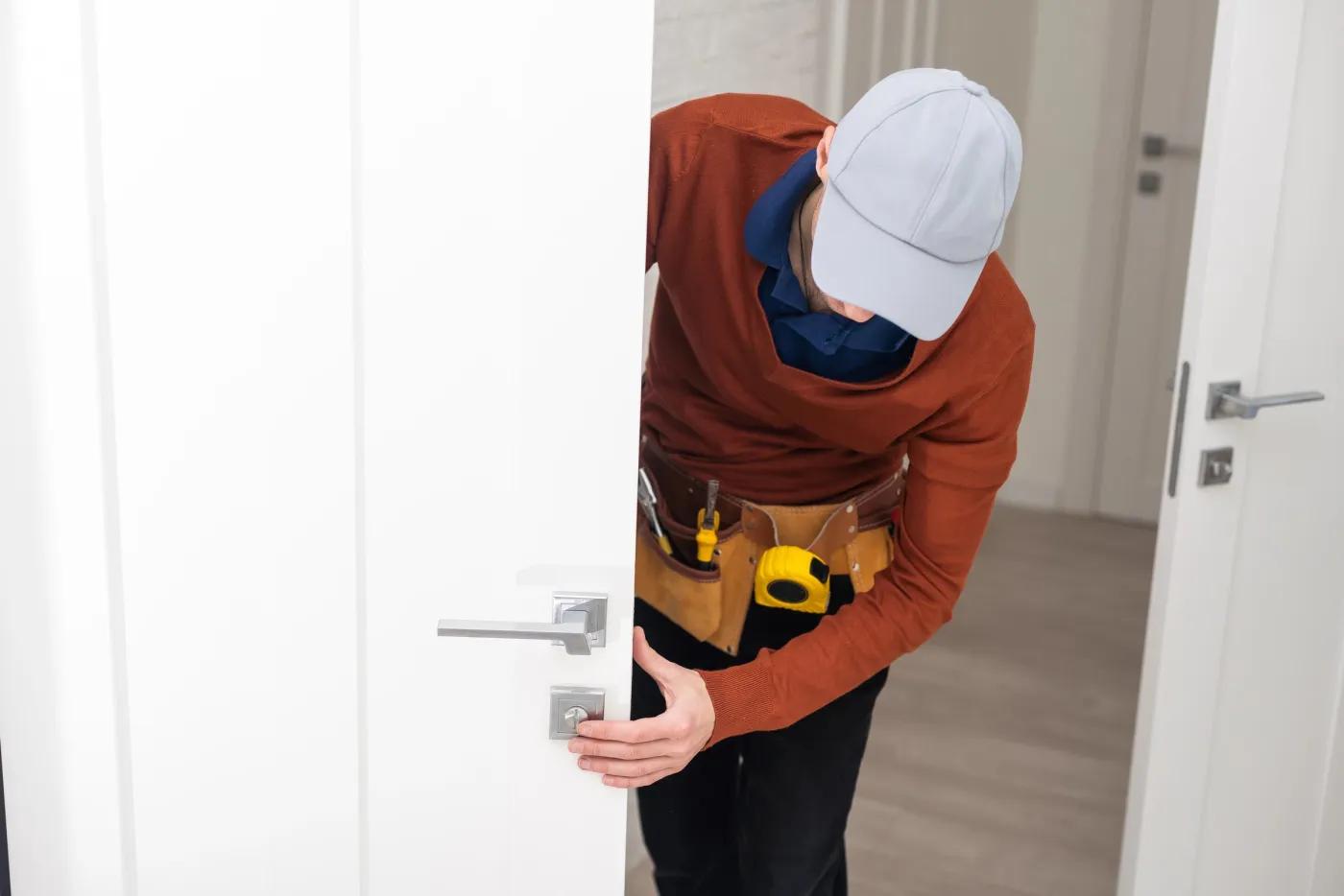 Pose d'une poignée et d'une serrure de porte d'entrée